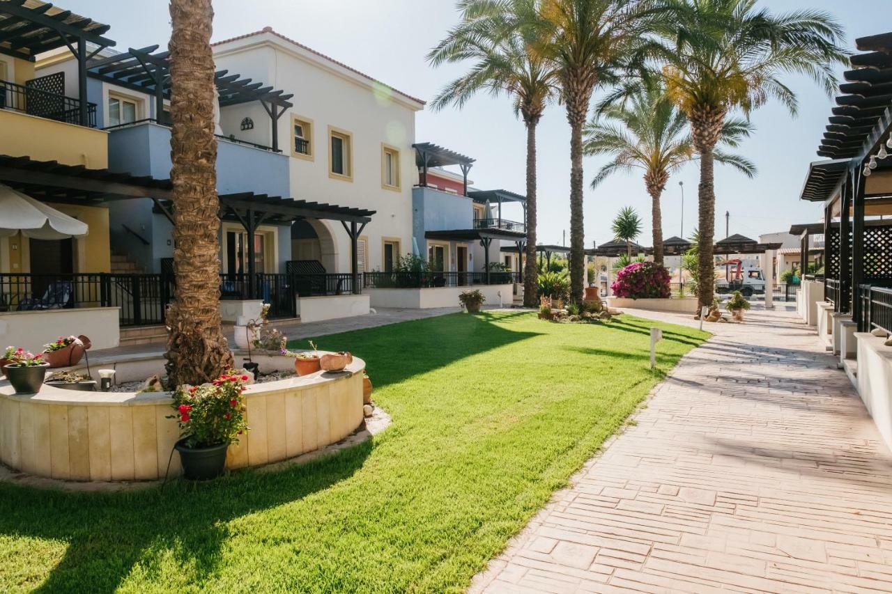 Aphrodite Gardens No.9 Luxury Apt Paphos ภายนอก รูปภาพ