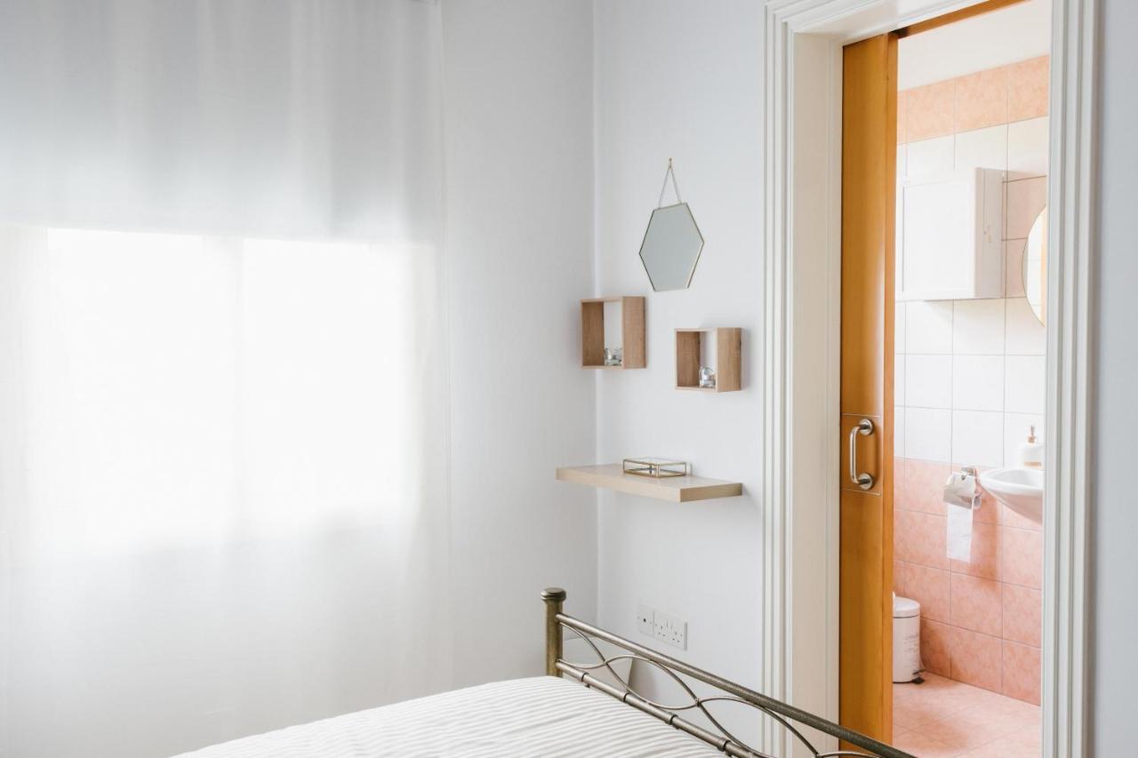 Aphrodite Gardens No.9 Luxury Apt Paphos ภายนอก รูปภาพ